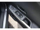 運転席のドアハンドルには電動格納式ミラーやパワーウィンドウ等のスイッチが集約されています。