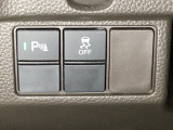 VSA装備車です。VSAはドライバーの操作と車の動きを見守っています。もし車の挙動が乱れたとき、4輪別々にブレーキをかけたり、エンジンパワーをしぼることによって車を安定させます。