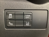 運転席脇のクラスタースイッチ部分にはアイドリングストップOFF、DSC(横滑り防止装置)OFF、その他安全装置系スイッチを集中配置しております。