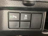 VSA装備車です。VSAはドライバーの操作と車の動きを見守っています。もし車の挙動が乱れたとき、4輪別々にブレーキをかけたり、エンジンパワーをしぼることによって車を安定させます。