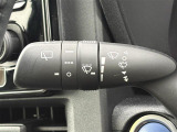 【オートワイパー(AUTO)】雨が降り出した時に、雨滴検出用センサー(レインセンサー)が雨滴を感知すると、自動でワイパーが動作します。