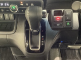 CVT車のセレクトレバーです。低速から高速まで、変速ショックのないスムーズな走りと、エンジン効率のよい領域を維持して燃費にも貢献します。サイドブレーキはスイッチ操作の電子制御パーキングブレーキです。