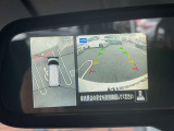 アラウンドビューモニター。上空から見下ろしているような映像で、スムースな駐車をサポートします。