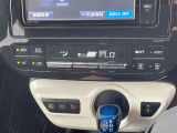 【オートエアコン】一度お好みの温度に設定すれば、車内の温度を検知し風量や温度を自動で調整。暑い&hellip;寒い&hellip;と何度もスイッチ操作をする必要はありません。快適な車内空間には必須の機能ですね♪
