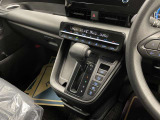 操作しやすいATシフトです♪シフトチェンジを気にしなくていいので運転だけに集中できますね!自然と手に届くところにある、手になじむ形状のシフトノブがいいですね♪