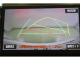 ハンドル操作に連動してガイドラインが変化するバックカメラ搭載です。クルマは構造上たくさんの死角がありますので、とても便利な機能ですね。あくまで補助の為の装備ですのでバックは目視での確認が大事ですよ!