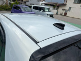 目立つキズ凹み等はありませんが、中古車という商品の特性ルーフには子キズや塗装しみがあります