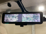 【インテリジェントルームミラー】後席の大きな荷物や同乗者で後方が確認しづらい時でも安心!カメラが撮影した車両後方の映像をルームミラー内に表示。クリアな視界で状況の確認が可能です!