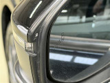 【ブラインドスポットモニター】隣を走る車両をレーダーで検知し、インジケーターを点灯。またウインカーを出した場合にはインジケーターも点滅させて注意を促します