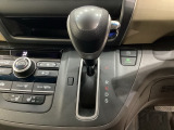 CVT車のセレクトレバーです。低速から高速まで、変速ショックのないスムーズな走りを実現するとともに、エンジン効率のよい領域を維持することで燃費にも貢献します。