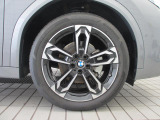 BMWのほぼすべてのモデルに『ランフラット・タイヤ』を標準装備しています。もしもパンクした場合でも、そのまま時速80kmまでで航続距離80km走行可能です。立ち往生する事無く、事故も未然に防ぎます。