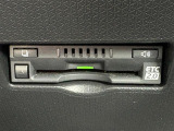 【ETC2.0(DSRC)】ETCカードを挿入すれば料金所はノンストップで通過できます。ETC限定の割引や、高速道路の情報提供サービスを利用できます。