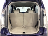 開口部も広く荷物の積み下ろしもしやすいお車となっております。シートの背もたれは5:5の割合で背もたれを可倒でき、前後のシートスライドもできるので荷室をひろげることができます。