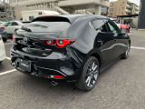 MAZDA3のリアビューは、無駄なキャラクターラインを徹底的に排除し、美しい曲面と光の反射だけで豊かな表情を生み出す「魂動デザイン」の深化が特徴です
