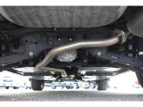 車両後方からの下回りです。マフラー防錆塗装や下回り防錆施工等も可能でございます。
