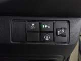 パーキングセンサーや横滑りを防ぐVSA等のスイッチ類は運転席の右側、手の届きやすい位置にあります。