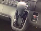 インパネシフトを採用しているので、前席の足元も広々としています。運転席と助手席の行き来もスムーズです!