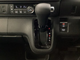運転席周辺のスマートなレイアウトが、操作のしやすさを実現。快適なドライブをサポートします。