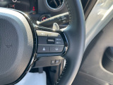 【アダプティブ・クルーズ・コントロール】予め設定した車速内でクルマが自動的に加減速。 前走車との適切な車間距離を維持しながら追従走行し、高速道路でのドライバーの疲労を軽減。「安全」をお求めください。