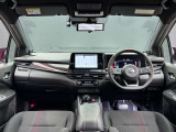 運転席・インパネ全景。NISMO専用デザインのステアリングや赤いアクセントが施された、スポーティで上質なコックピット空間です。