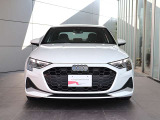 ●一目でAudiとわかる特徴的なシングルフレームグリル・LEDランプ。精悍なフロントマスクからAudiのスマートで上品なブランドを連想させてくれます。女性にも大変ご好評頂いております。
