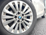 ●純正16インチアルミホイール:輸入車ならではの卓越した走りを支えるホイールと足回りです!日本車の走りに慣れている方にもぜひ体感して頂きたいほど、高いレベルでまとまっています!