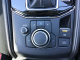 コマンダーコントロール。スイッチを探すことなく自然に手を下した位置に配置。手元を見ることなく、各種操作が行えます。