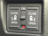 【両側パワースライドドア】スマートキーや運転席のスイッチで後席両側スライドドアの開閉が可能♪電動だから力を入れてドアを開ける必要が無く、小さなお子様でも簡単に開け閉めでき快適です♪
