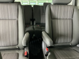 車外に出なくても運転席から3列目シートまで移動が可能です。子育てや荷物が多いときなど利便性が高いです