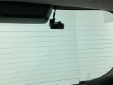 後方にもドライブレコーダーのカメラが付いています。前後両方でお車の周りを監視・記録いたします。
