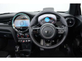 上質なレザーの質感とスポーティなデザインが魅力で、握りやすさにも優れ、John Cooper Worksならではの走りをより一層楽しめます。