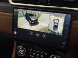 【3Dサラウンドカメラ】周囲の安全確認をアシストする機能です。3D車外ビュー、360&deg;オーバーヘッドビューを 利用して、狭いスペースでも安心、スムーズに運転操作ができます。