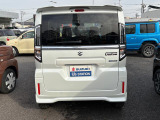 スモールカーだから出来る事、狭い駐車場の停車や狭い道路の離合など背の高い車だから出来る事、乗り降りの便利さと広々な空間をそれぞれ実現しました