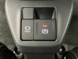 【電動パーキングブレーキ+オートブレーキホールド機能】 指先だけで簡単に操作が可能なパーキングブレーキ、スイッチを押すとブレーキペダルから足を離してもブレーキを保持できるオートブレーキホールド搭載。