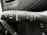 【オートワイパー(AUTO)】雨が降り出した時に、雨滴検出用センサー(レインセンサー)が雨滴を感知すると、自動でワイパーが動作します。
