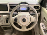 インテリアに合わせたデザインのステアリングは、運転される方のことも考え、運転しやすい形状、大きさです。是非一度、実際に触ってお確かめください。