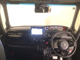 【前方視界】開放的な前方視界!運転がしやすく疲れにくいです♪窓が大きく、見通しがとっても良いおクルマですよ♪