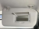 【運転席サンバイザー】鏡が付いているのでメイク直しなどにも便利★