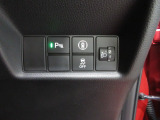 パーキングセンサーや横滑りを防ぐVSA等のスイッチ類は運転席の右側、手の届きやすい位置にあります。