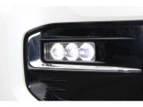 LEDフォグライトは省電力で荒天時に車両の直近をワイドに照らしてくれます。