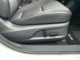 運転席シートは電動パワーシートとなっております。シートスライド、リクライニング、シートリフトがスイッチ操作で楽に行えます。