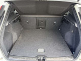 奥行きの広いトランクルームは荷物を固定するためのフックや12V電源を備えるなど、使い勝手にも配慮されています。