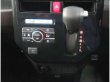 【オートエアコン】1年中快適な室内を提供!車内温度を設定すると、風量を自動で調整してくれます。