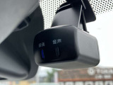 【ドライブレコーダー】走行中の映像を記録します。事故などのトラブル時に確認ができ、証拠映像としても役に立つだけでなく、危険運転などの抑止にも効果があります。