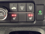 運転席と助手席にシートヒーターが付いています☆寒い時期に腰周りを温めてくれるので体全体が温まりやすいのは勿論、暖房と違い顔に風が当たらないので、乾燥肌やドライアイの方でも大丈夫☆
