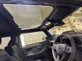 ガラスルーフです。開閉はしませんがオープンカーのような開放感のあるドライブを楽しめます。日差しをさえぎるシェードつきです。