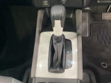 CVT車のセレクトレバーです。低速から高速まで、変速ショックのないスムーズな走りを実現するとともに、エンジン効率のよい領域を維持することで燃費にも貢献します。