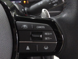 Hondaセンシングの機能のひとつ、アダプティブクルーズコントロール付!アクセルから足を離しても設定したスピードと前車との車間を保ち走行してくれます!車線維持もアシスト☆高速道路で疲労軽減ですね☆
