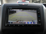 バックカメラの画像です。ガイドラインがスムースな車庫入れをサポートいたします。車庫入れの安心感がアップしますね。