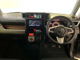 運転席周りのレイアウトをご覧ください。ナビゲーションが綺麗に装着されすっきり収まってますね!